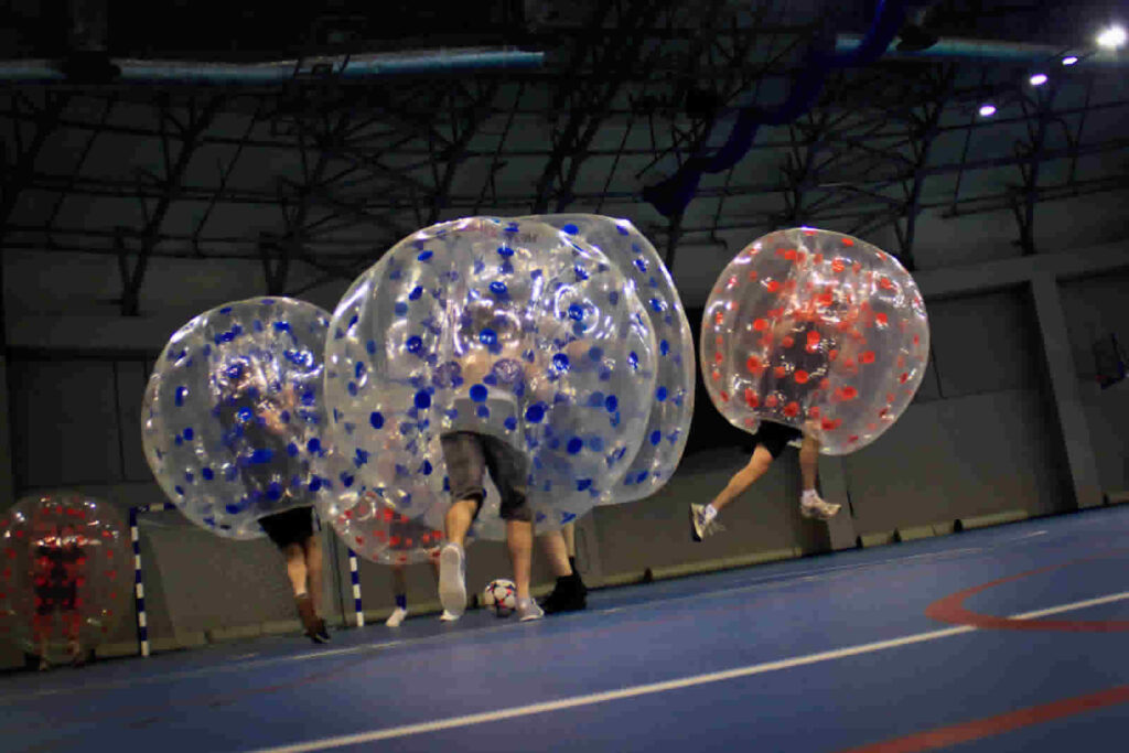 Mecz bumper ball na hali sportowej w Krakowie