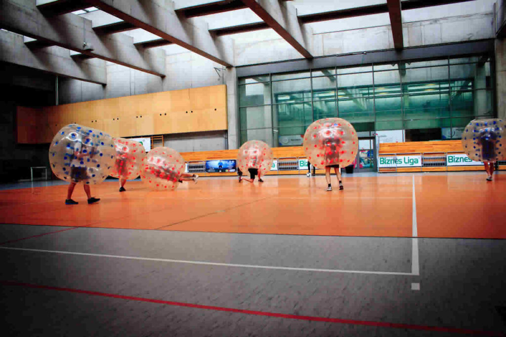 Mecz bumper ball na hali sportowej w Krakowie