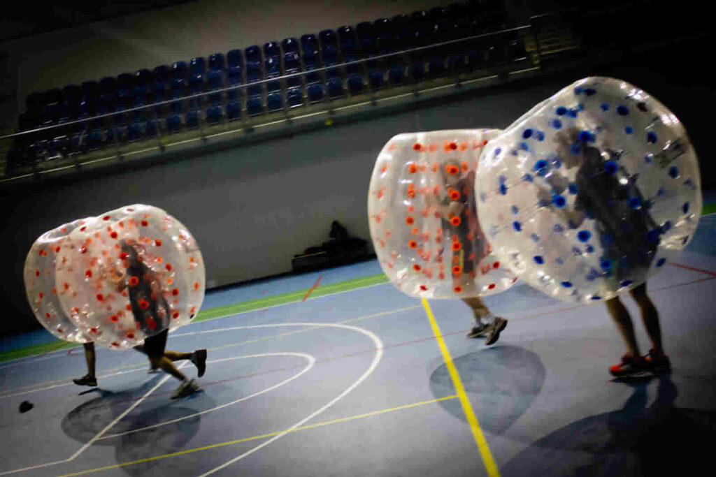 Zderzenie graczy w dmuchanych kulach bumper ball