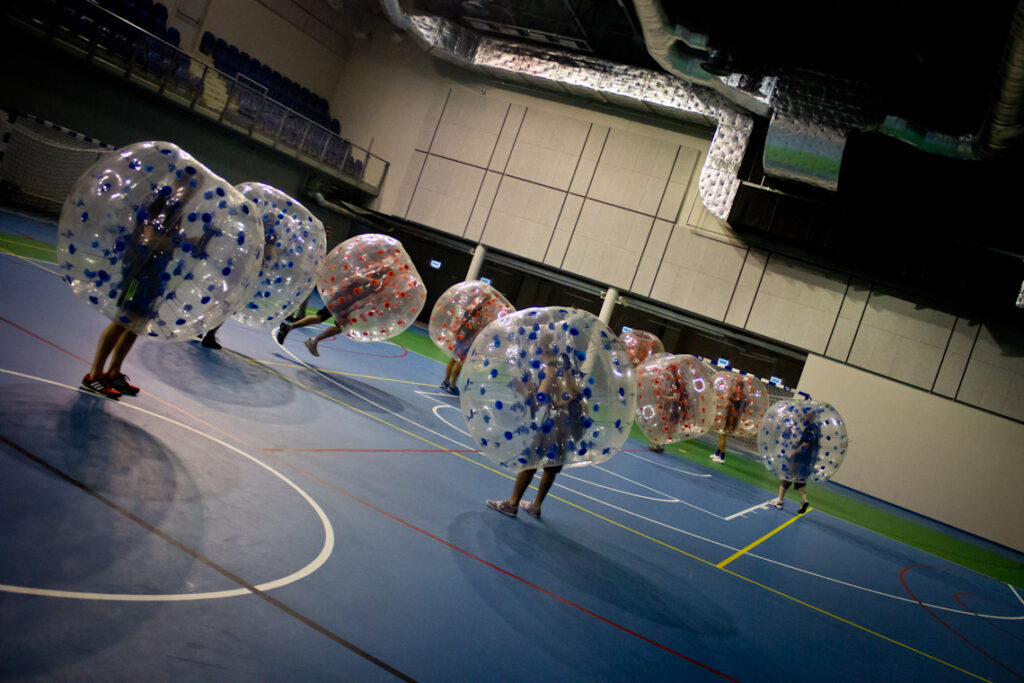 Zderzenie graczy w dmuchanych kulach bumper ball
