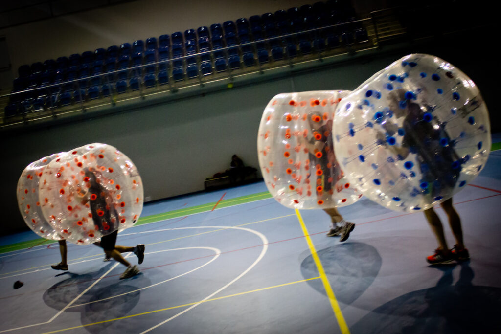 Zderzenie graczy w dmuchanych kulach bumper ball