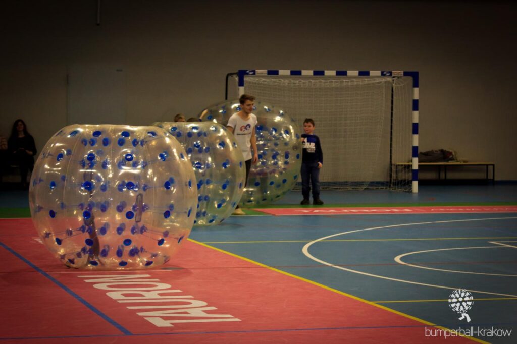 Dzieci grające w bumper ball na sali gimnastycznej