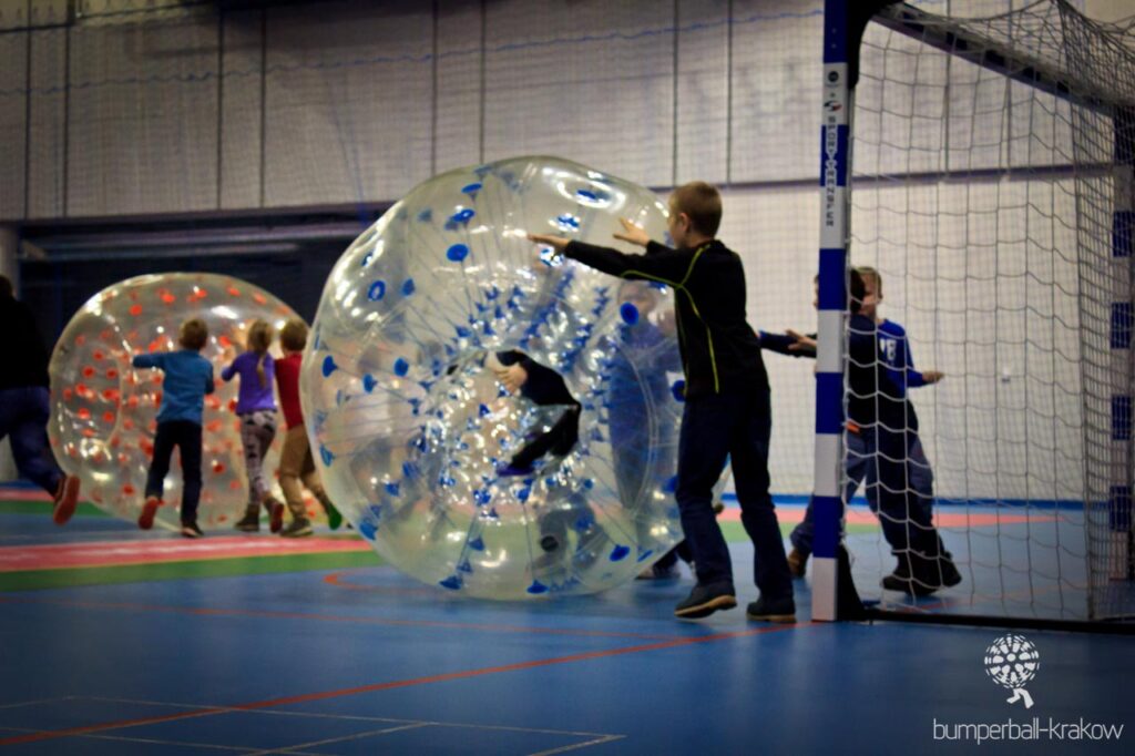 Dzieci grające w bumper ball na sali gimnastycznej