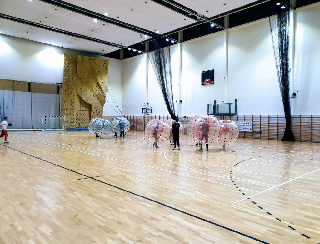 Mecz bumper ball na hali sportowej w Krakowie