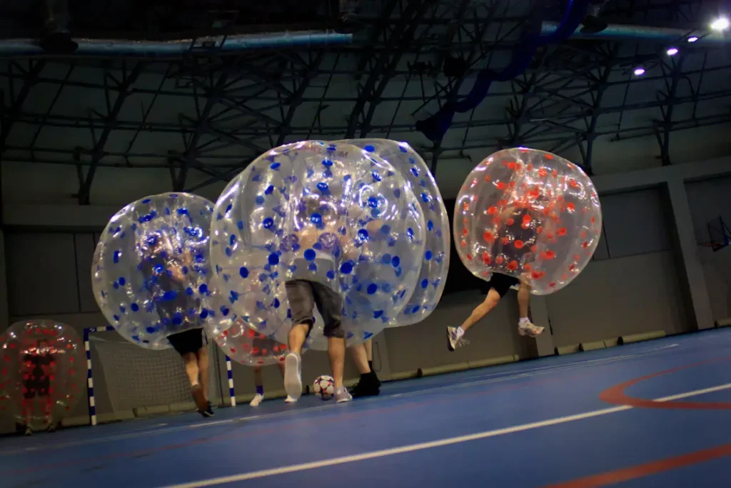 Zderzenie graczy w dmuchanych kulach bumper ball