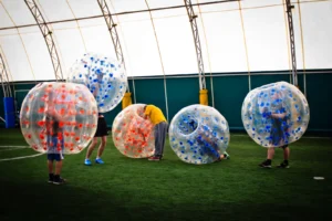 Bumper Ball w hali sportowej – mecz