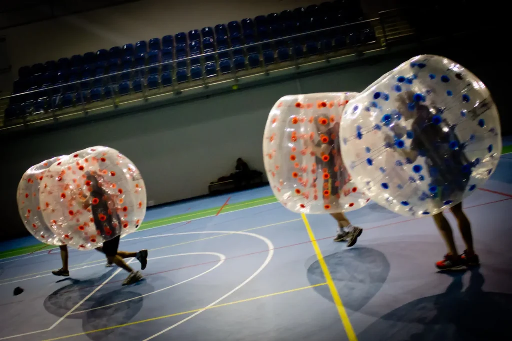 Zderzenie graczy w dmuchanych kulach bumper ball