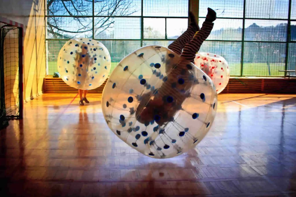 Fikołek w kuli bumper ball podczas meczu