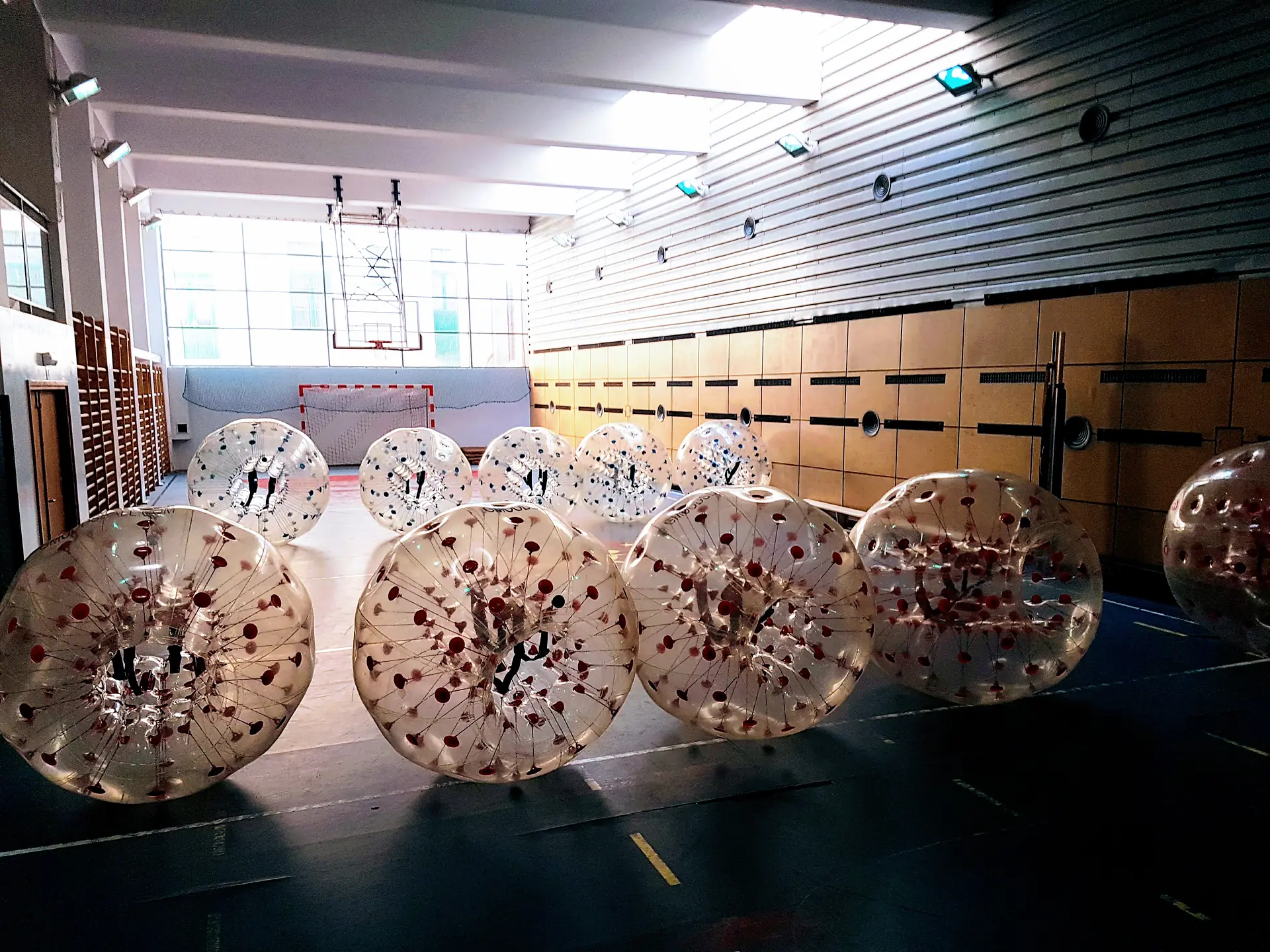 Gra w kule Bumper Ball na hali sportowej w Krakowie