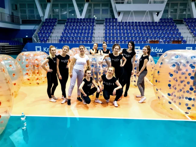 Gra w kule Bumper Ball na hali sportowej w Krakowie