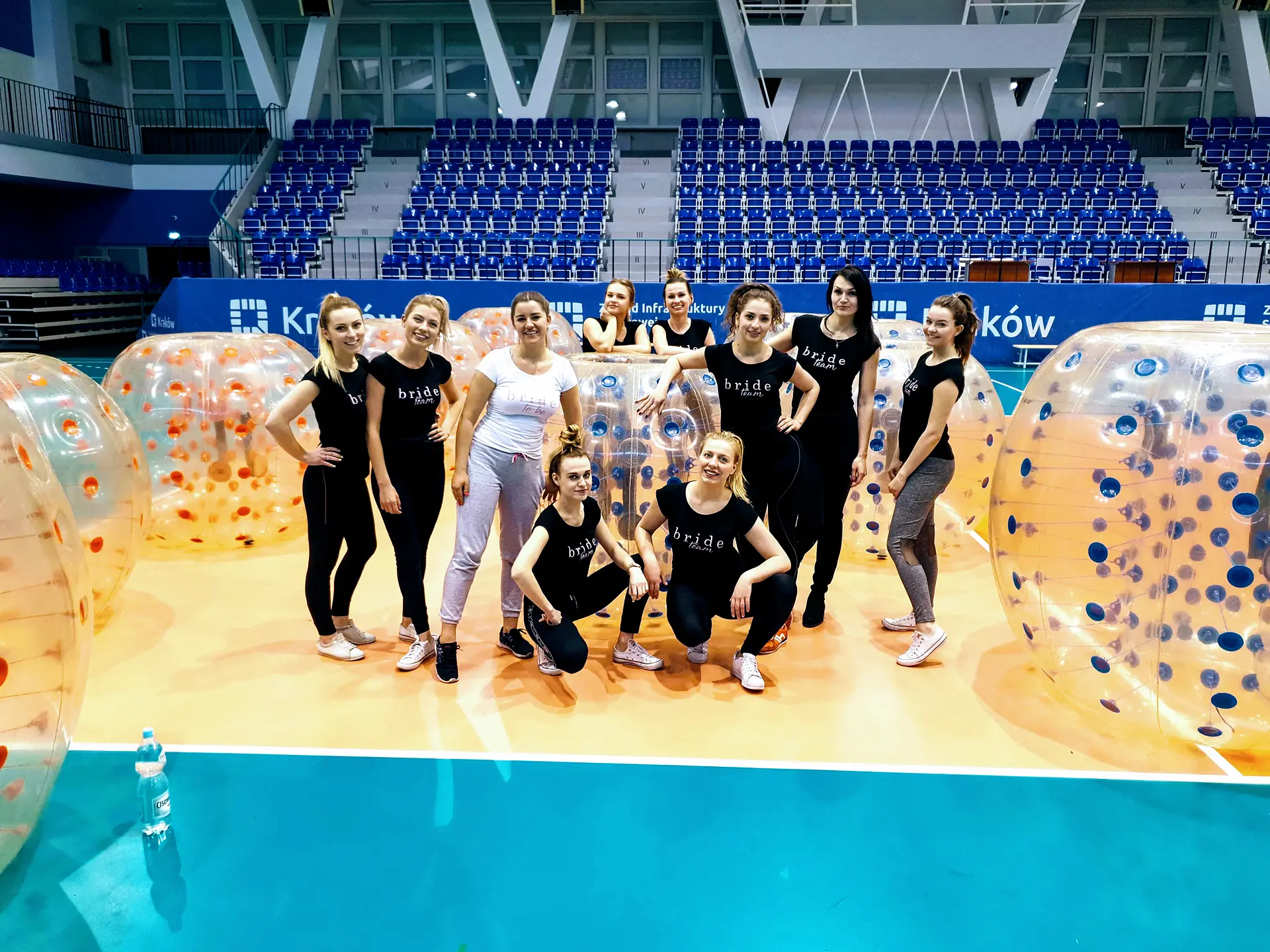 Gra w kule Bumper Ball na hali sportowej w Krakowie