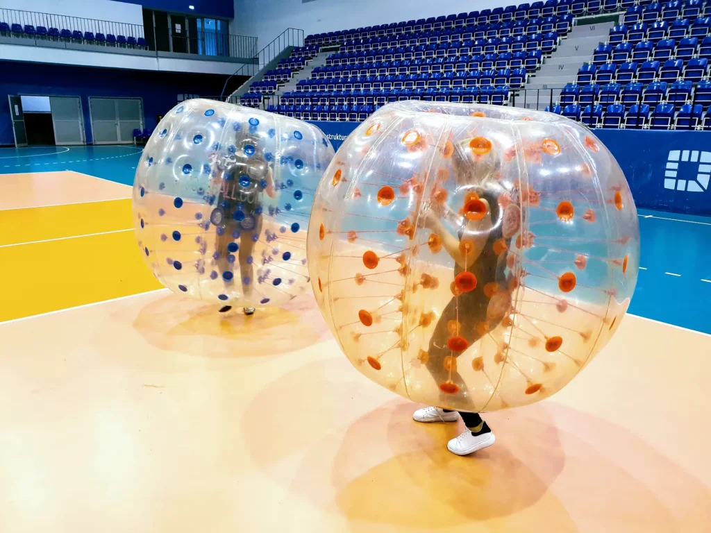 Zderzenie graczy w dmuchanych kulach bumper ball