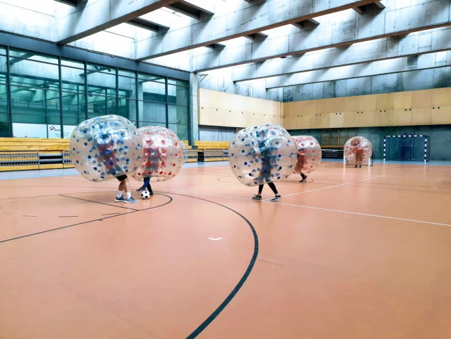Gra w kule Bumper Ball na hali sportowej w Krakowie