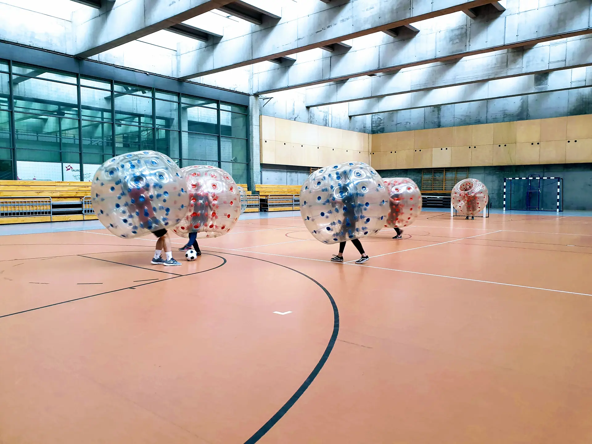 Gra w kule Bumper Ball na hali sportowej w Krakowie