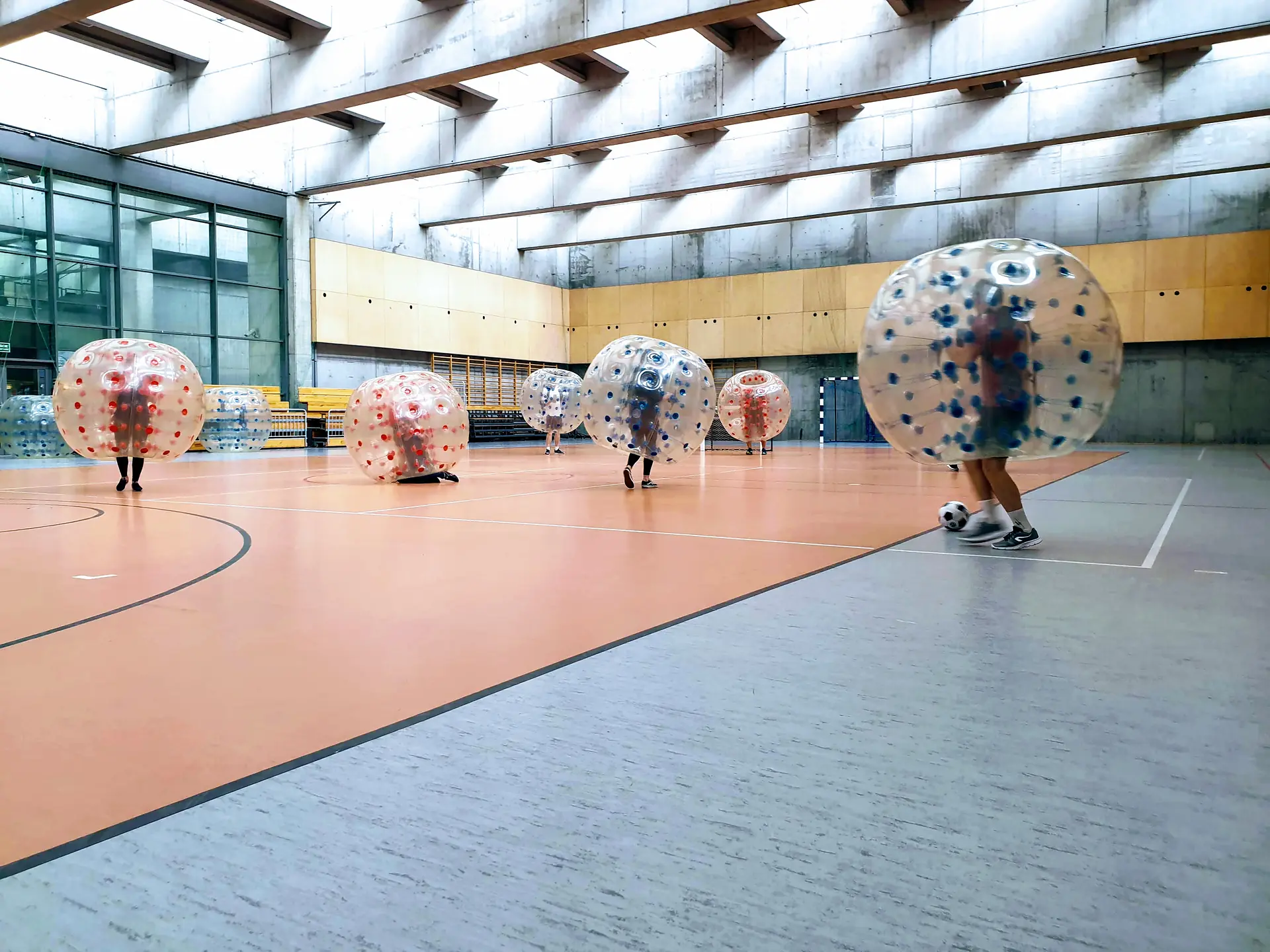 Gra w kule Bumper Ball na hali sportowej w Krakowie