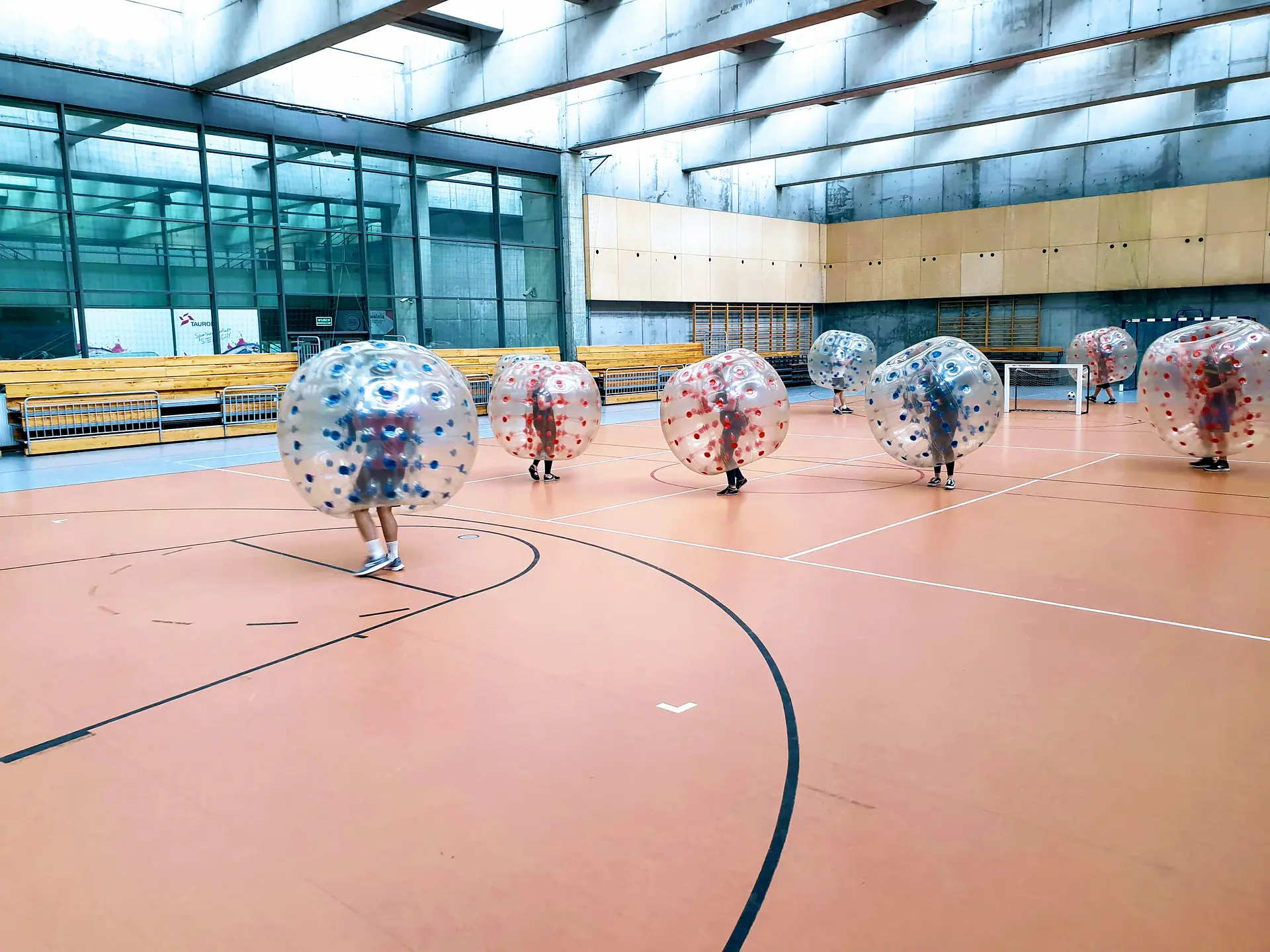 Gra w kule Bumper Ball na hali sportowej w Krakowie