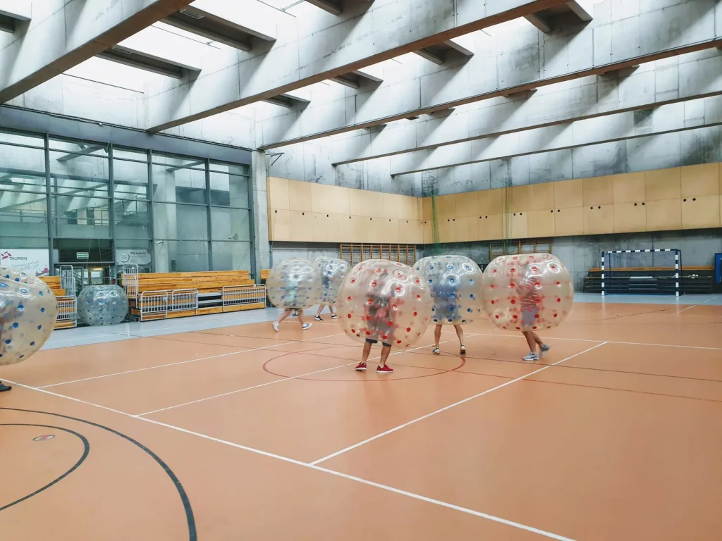 Mecz bumper ball na hali sportowej w Krakowie