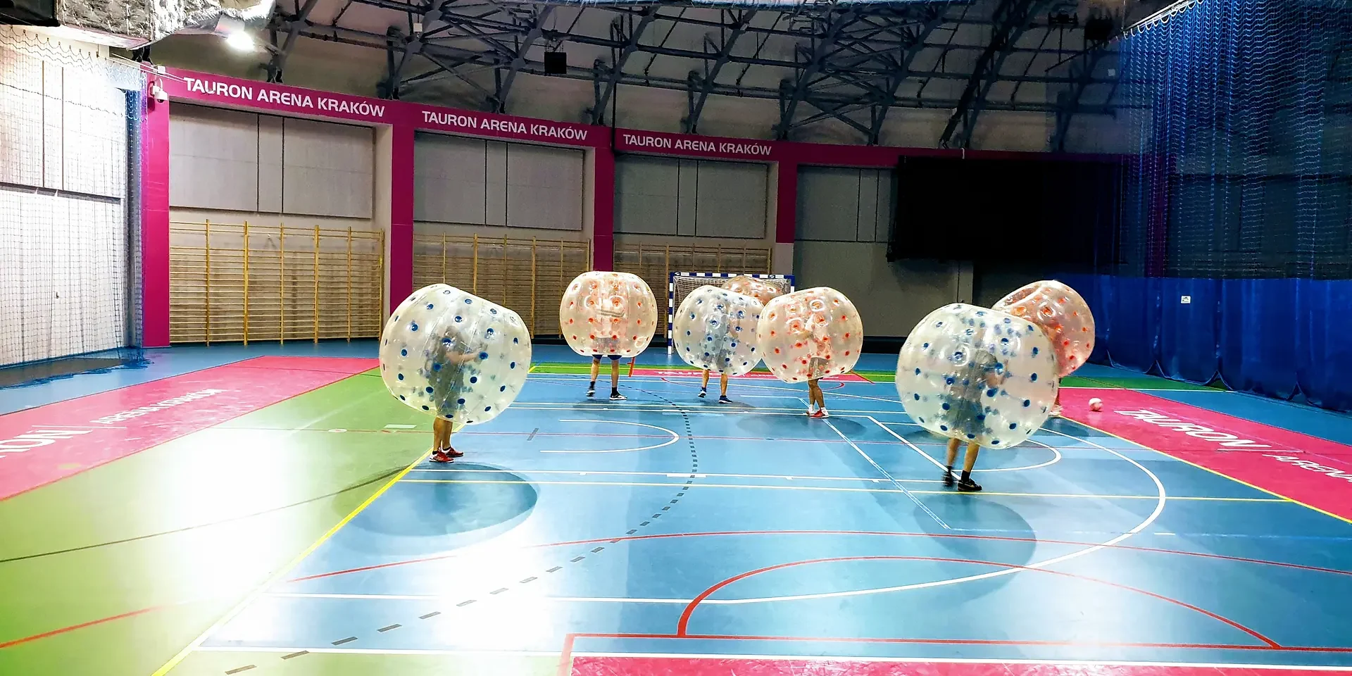 Gra w kule Bumper Ball na hali sportowej w Krakowie
