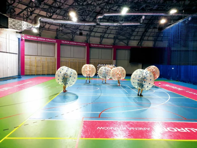 Gra w kule Bumper Ball na hali sportowej w Krakowie