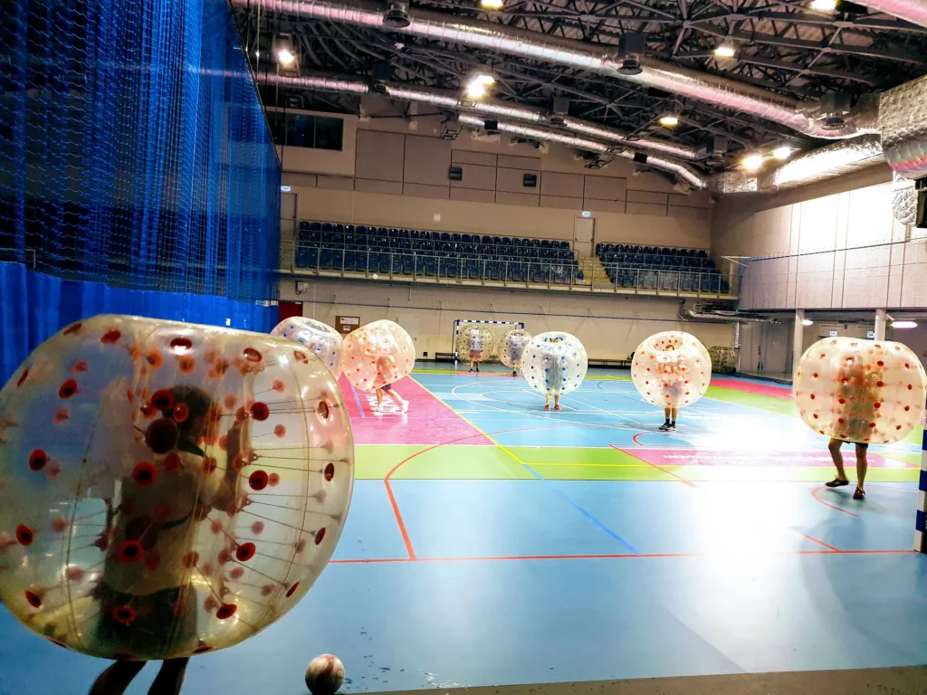 Mecz bumper ball na hali sportowej w Krakowie