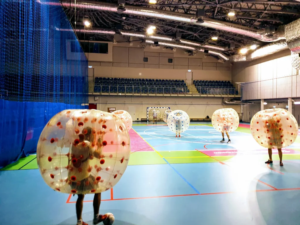 Mecz bumper ball na hali sportowej w Krakowie