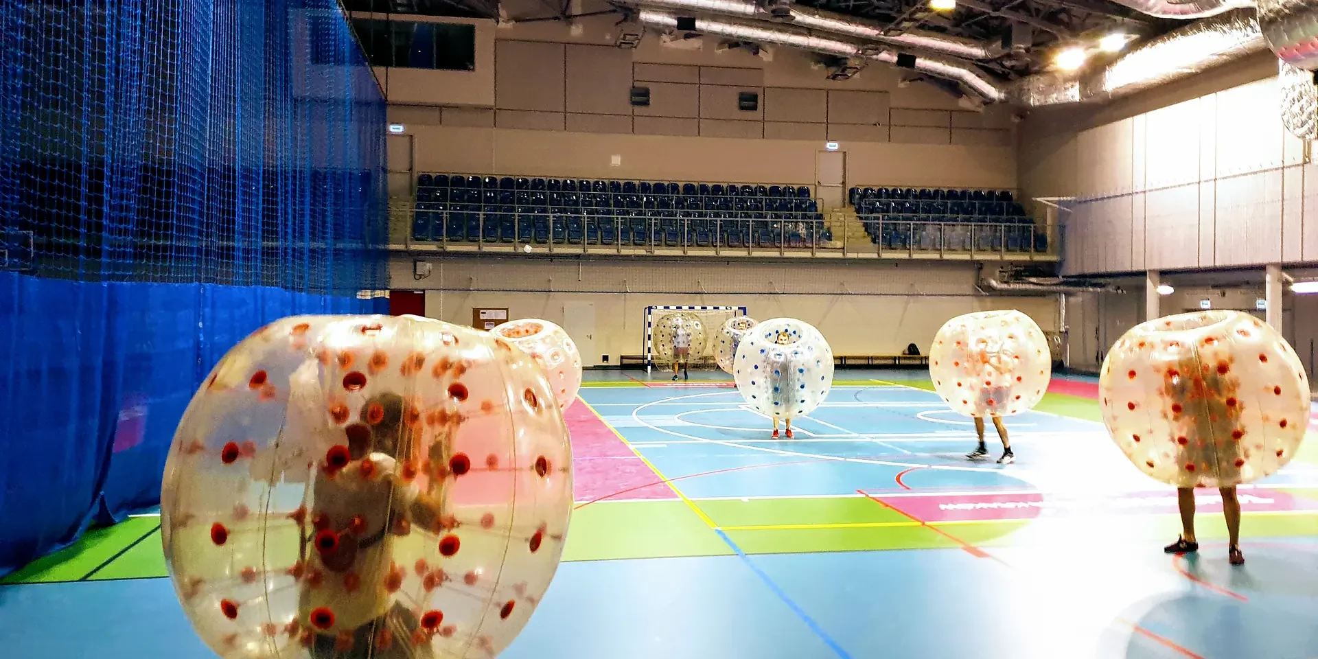 Gra w kule Bumper Ball na hali sportowej w Krakowie