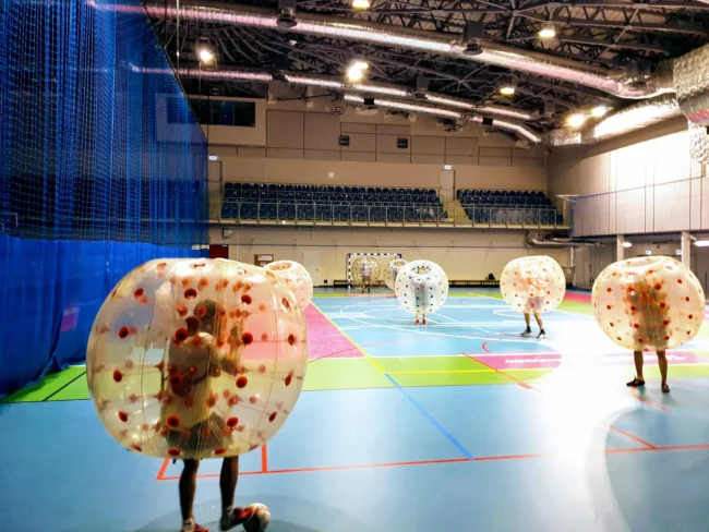 Gra w kule Bumper Ball na hali sportowej w Krakowie