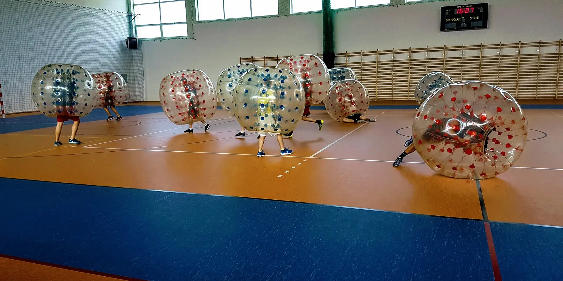 Gra w kule Bumper Ball na hali sportowej w Krakowie
