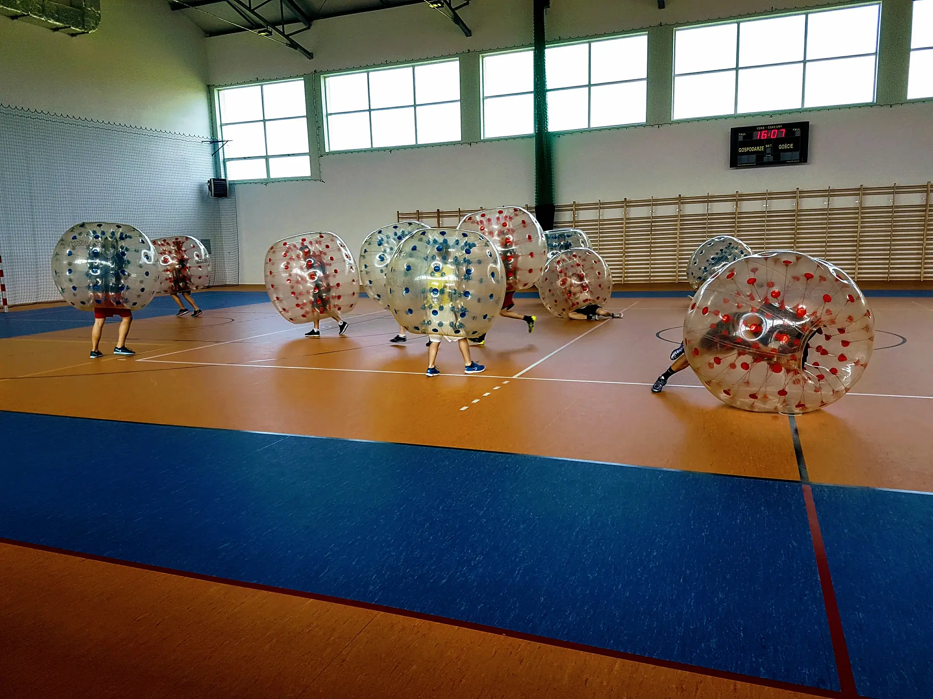 Gra w kule Bumper Ball na hali sportowej w Krakowie