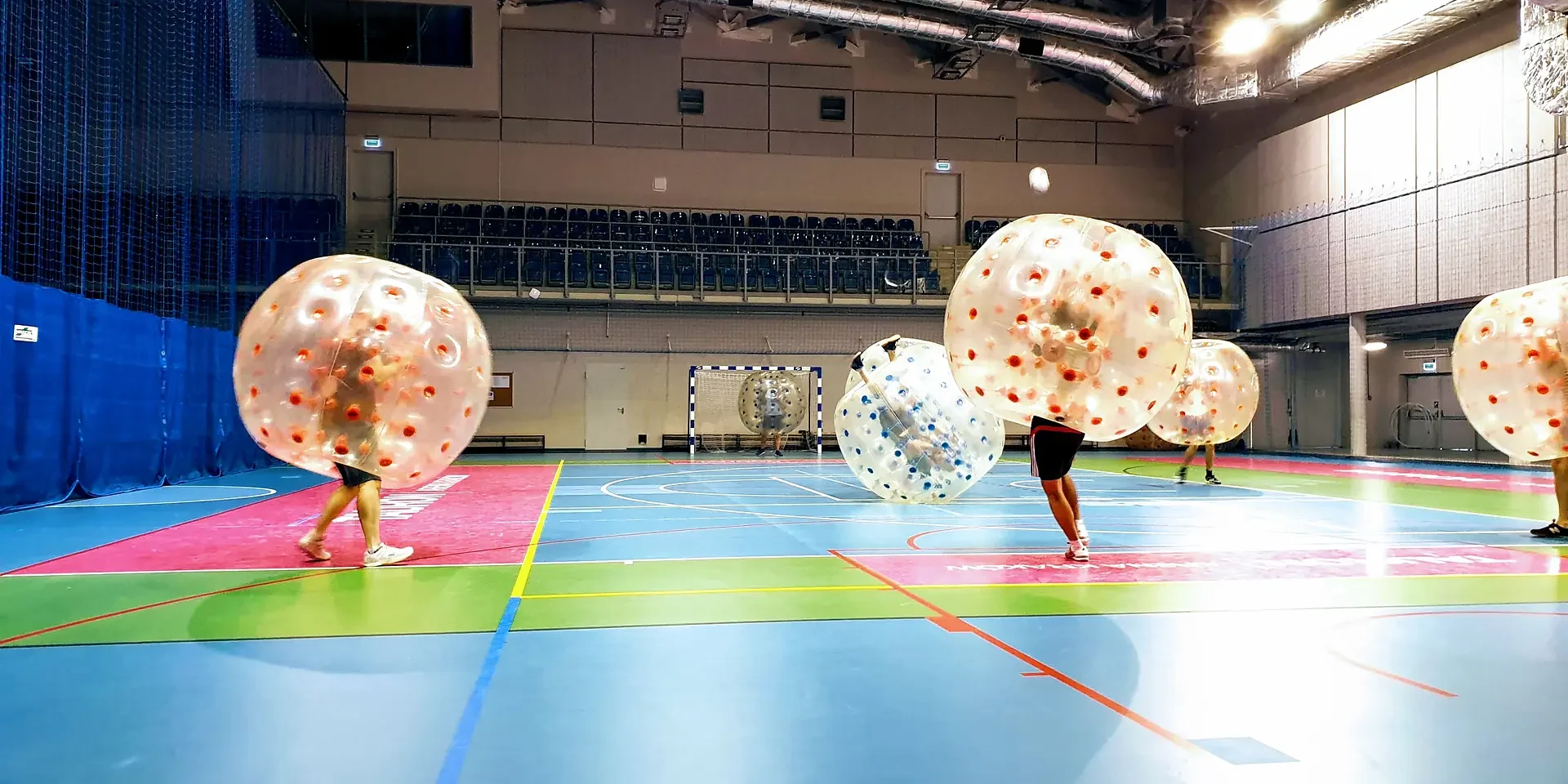 Gra w kule Bumper Ball na hali sportowej w Krakowie