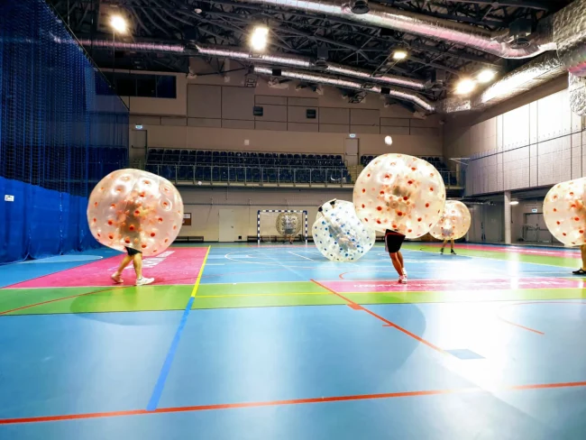 Gra w kule Bumper Ball na hali sportowej w Krakowie