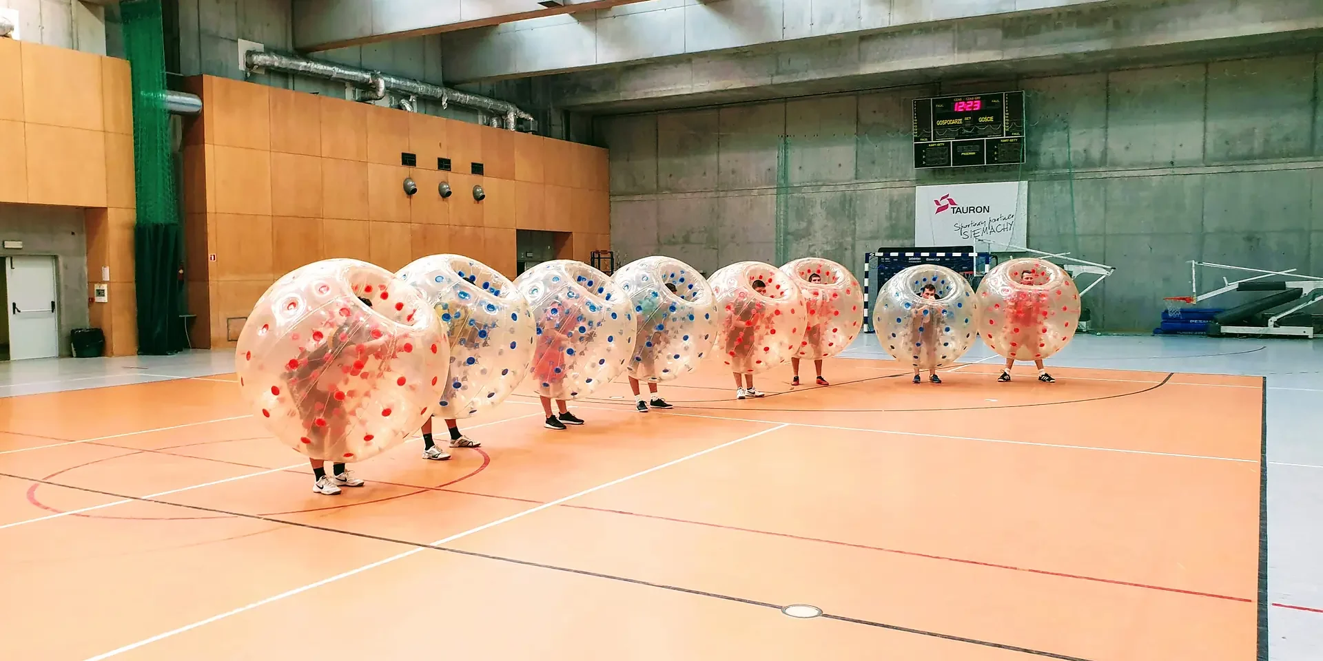 Gra w kule Bumper Ball na hali sportowej w Krakowie