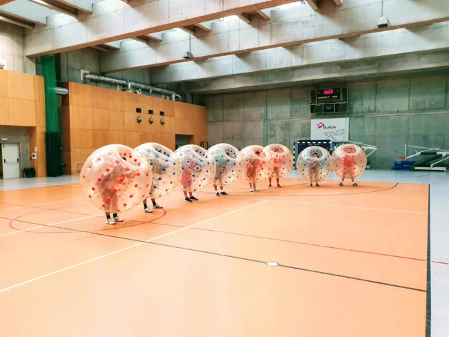 Gra w kule Bumper Ball na hali sportowej w Krakowie