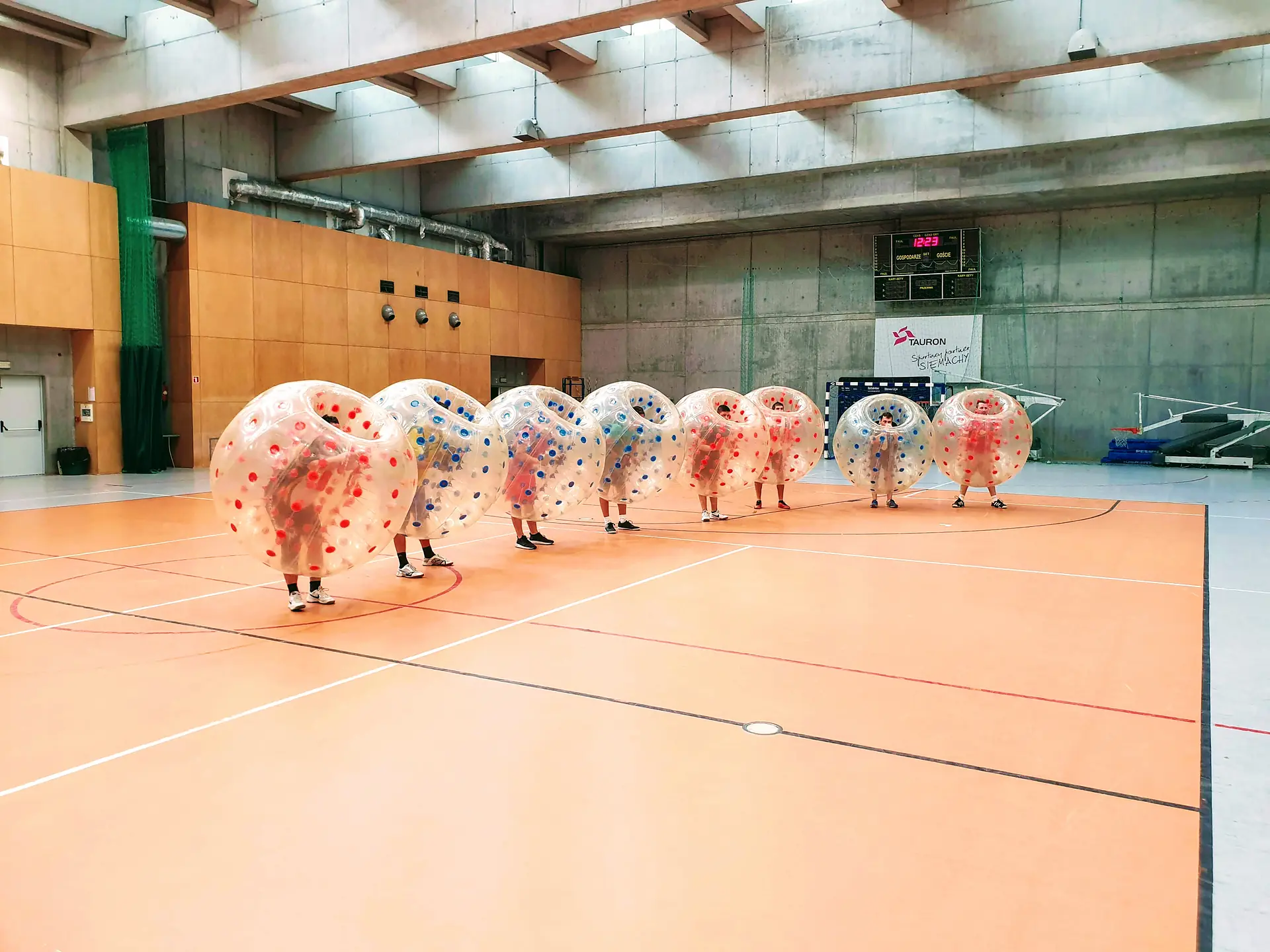 Gra w kule Bumper Ball na hali sportowej w Krakowie