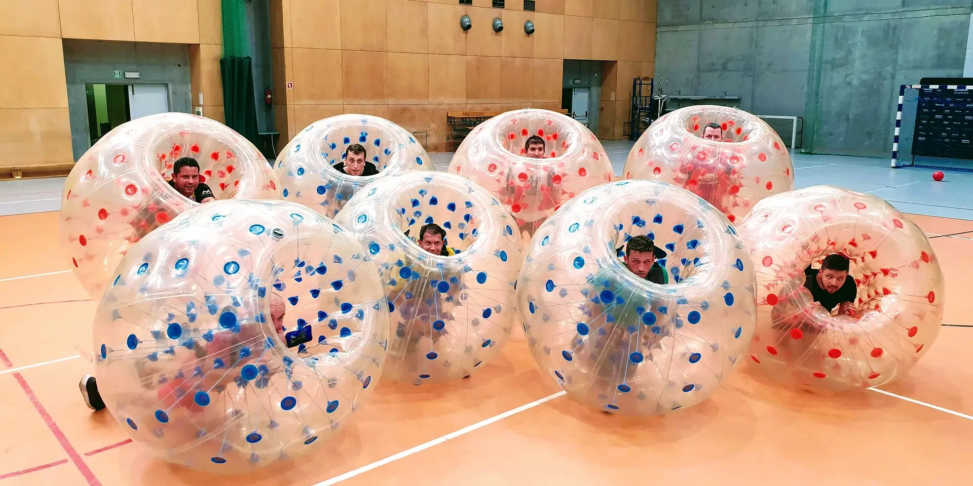 Gra w kule Bumper Ball na hali sportowej w Krakowie
