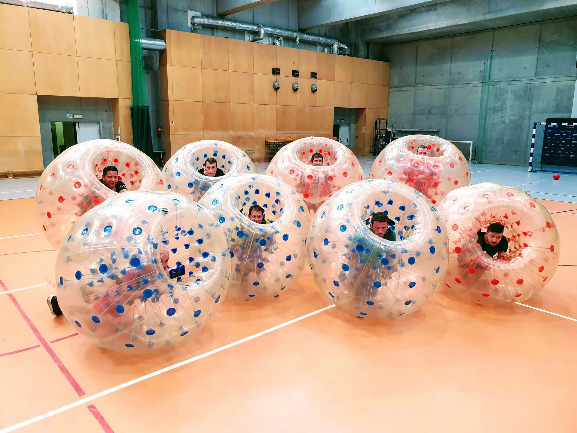 Gra w kule Bumper Ball na hali sportowej w Krakowie