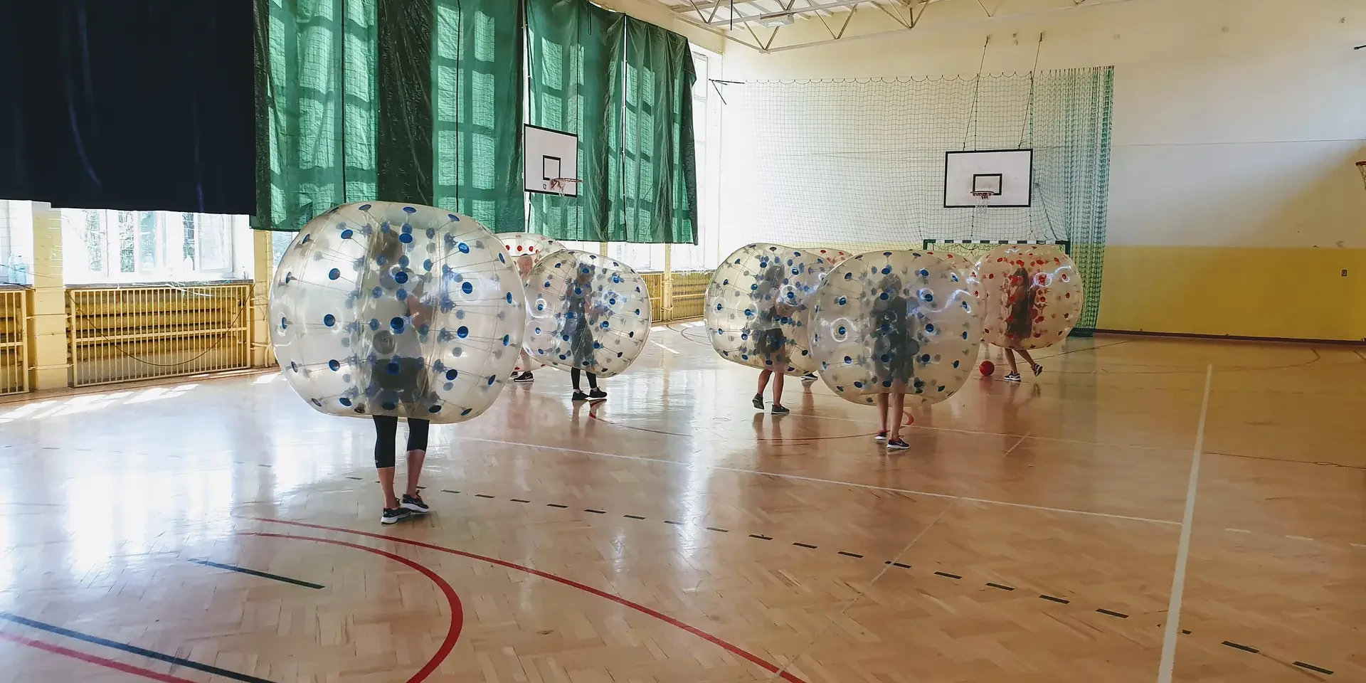 Gra w kule Bumper Ball na hali sportowej w Krakowie