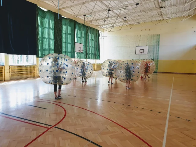 Gra w kule Bumper Ball na hali sportowej w Krakowie