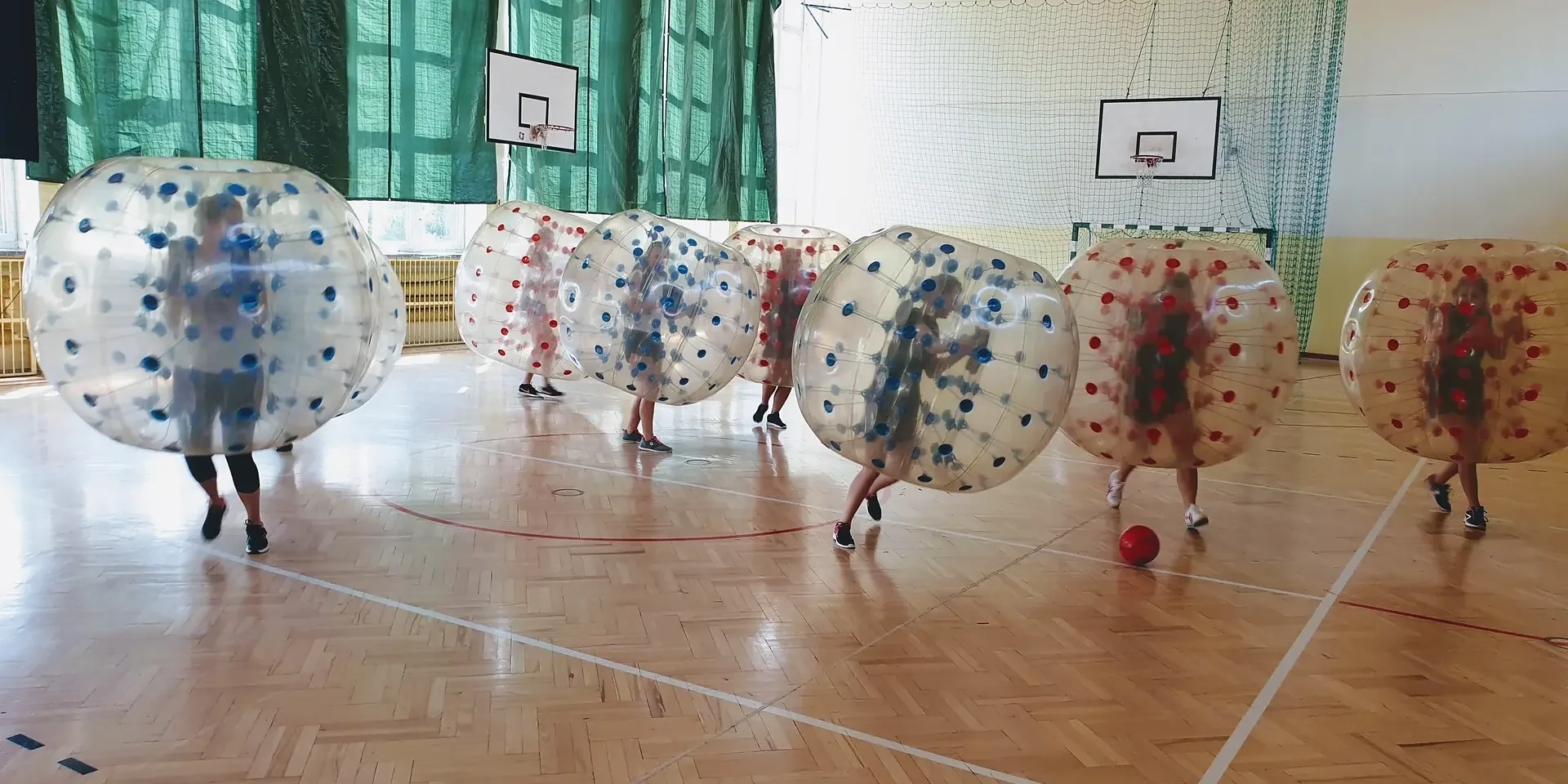 Gra w kule Bumper Ball na hali sportowej w Krakowie