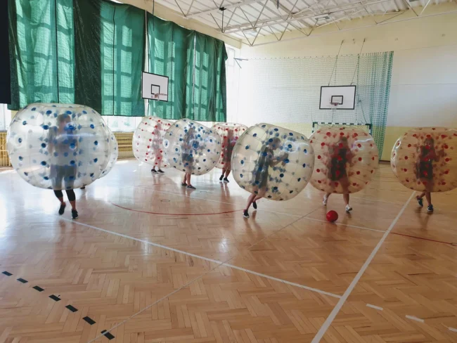 Gra w kule Bumper Ball na hali sportowej w Krakowie