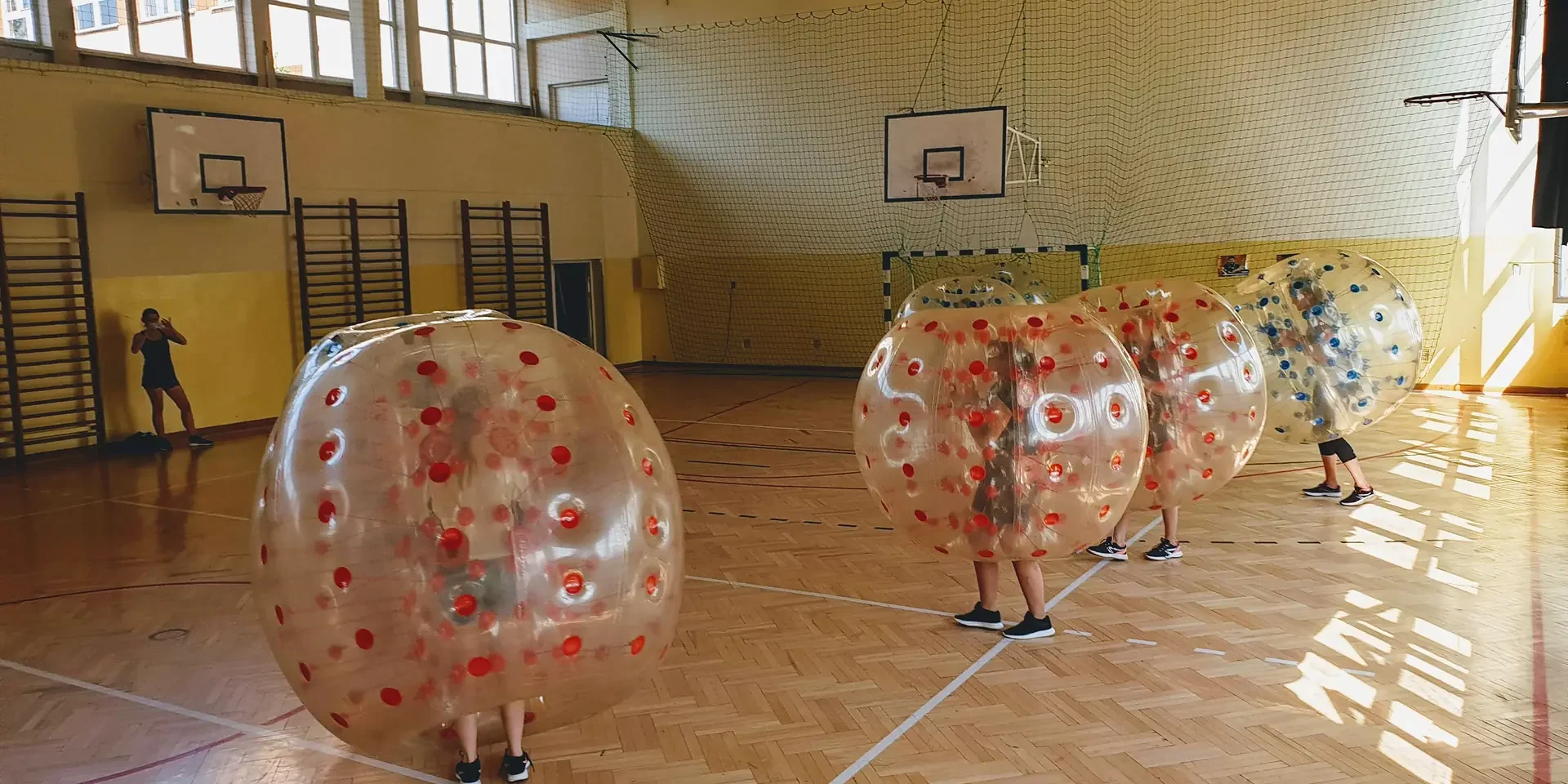 Gra w kule Bumper Ball na hali sportowej w Krakowie