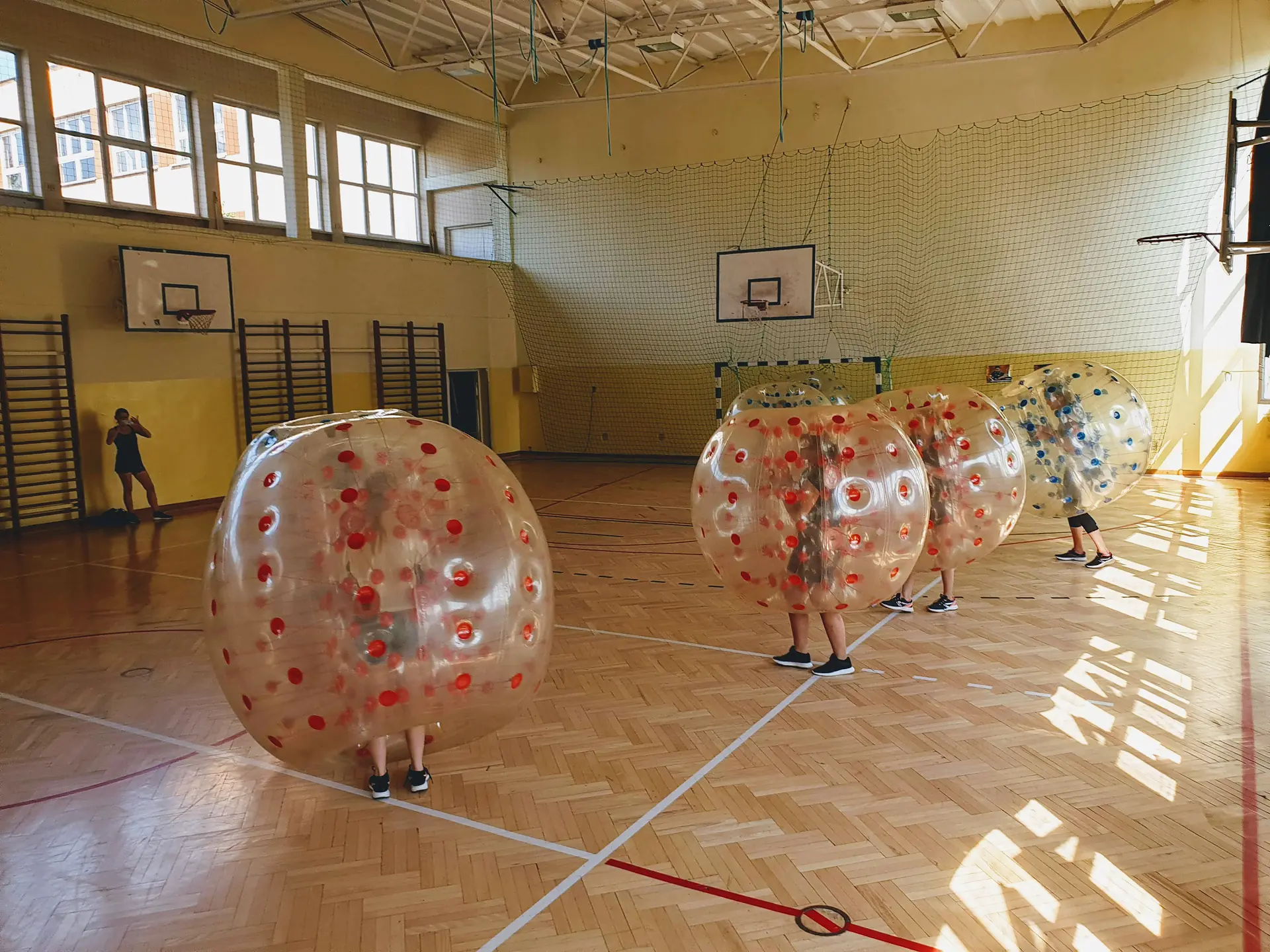Gra w kule Bumper Ball na hali sportowej w Krakowie