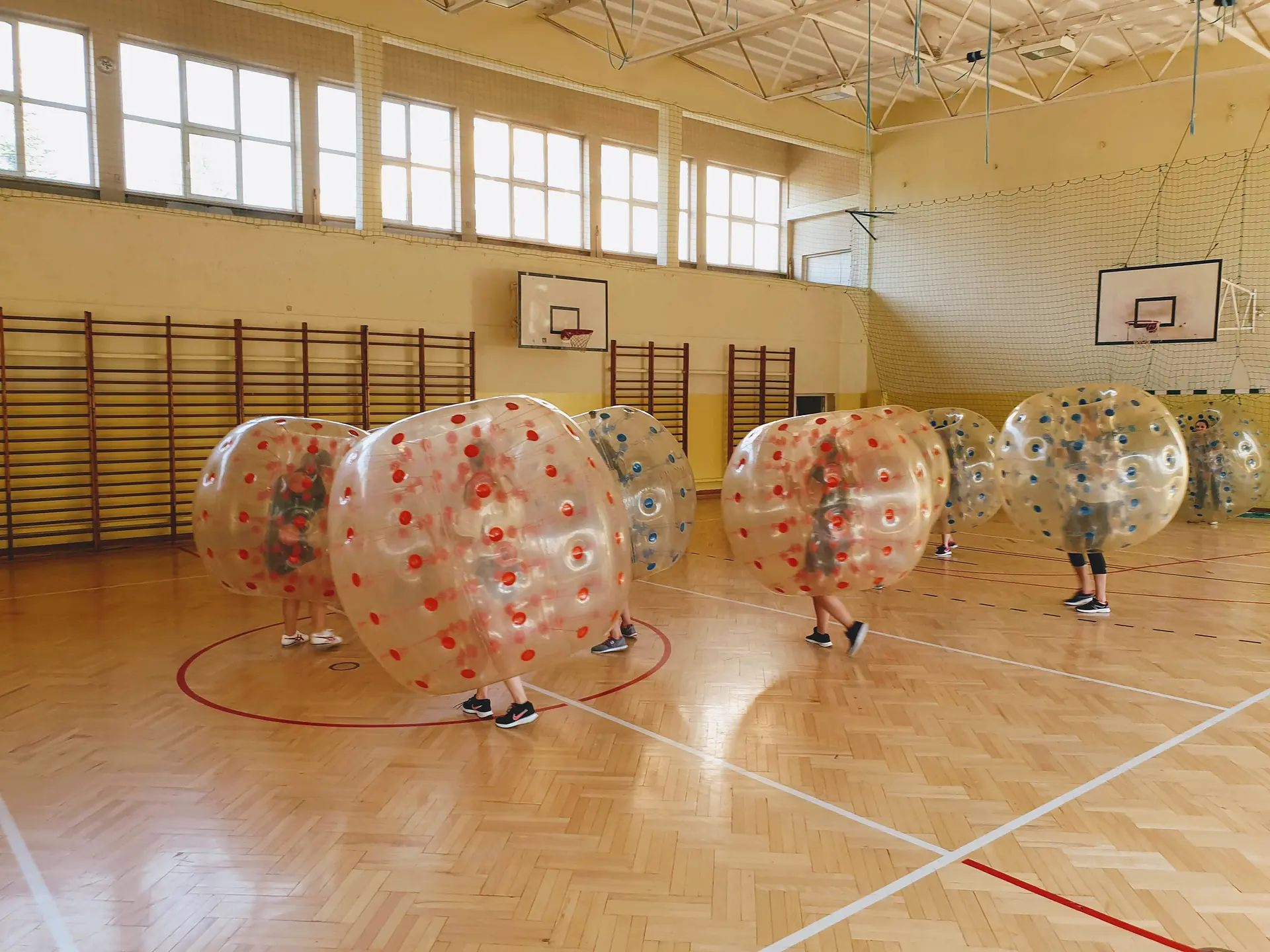 Gra w kule Bumper Ball na hali sportowej w Krakowie