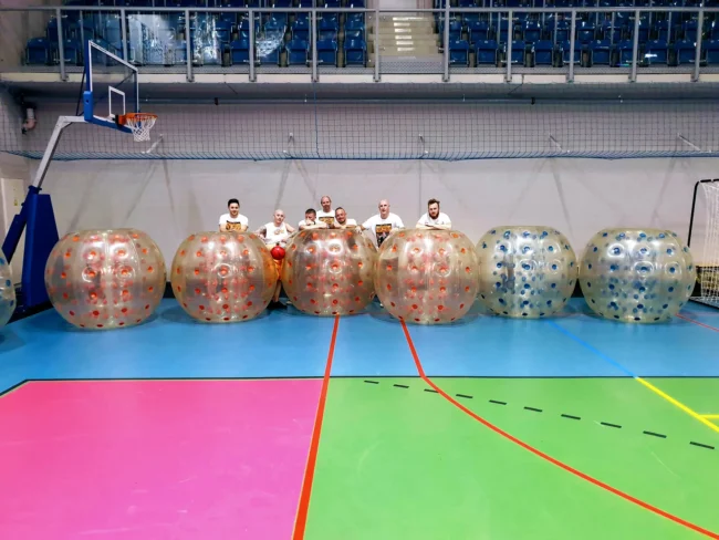 Gra w kule Bumper Ball na hali sportowej w Krakowie