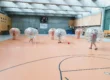 Gra w kule Bumper Ball na hali sportowej w Krakowie