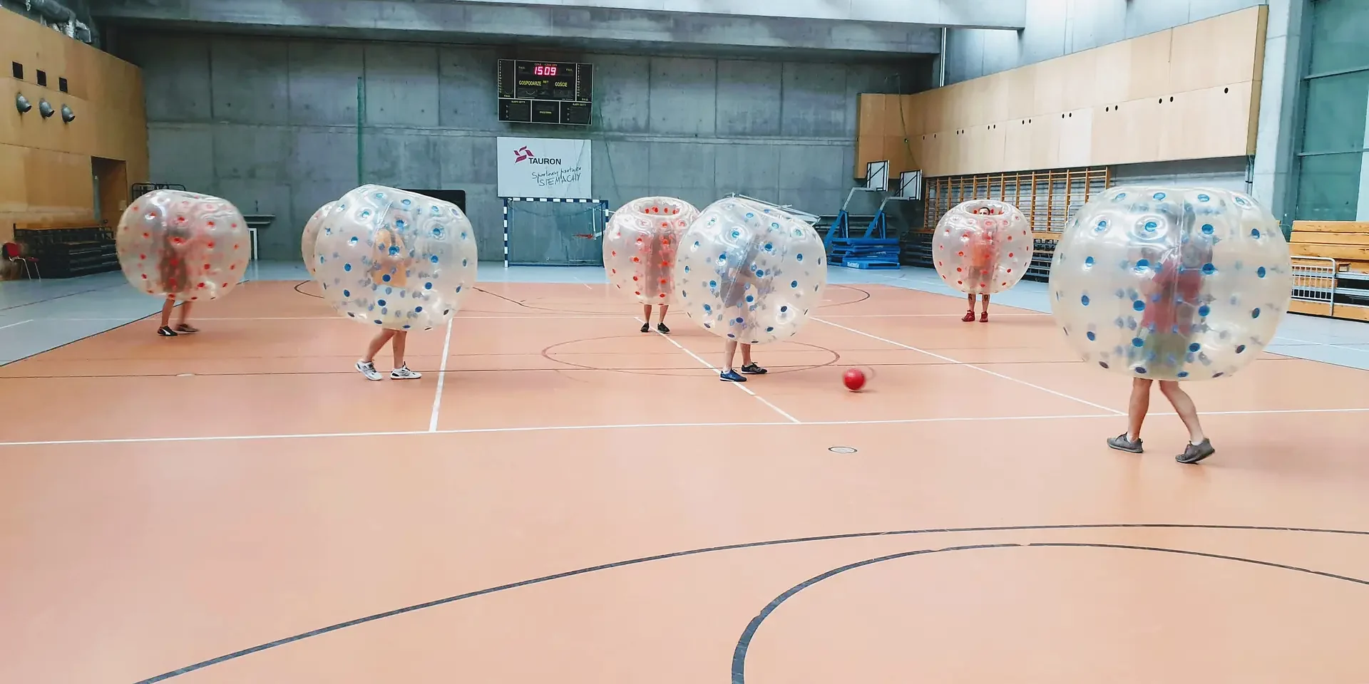 Gra w kule Bumper Ball na hali sportowej w Krakowie