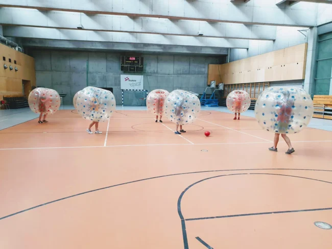 Gra w kule Bumper Ball na hali sportowej w Krakowie