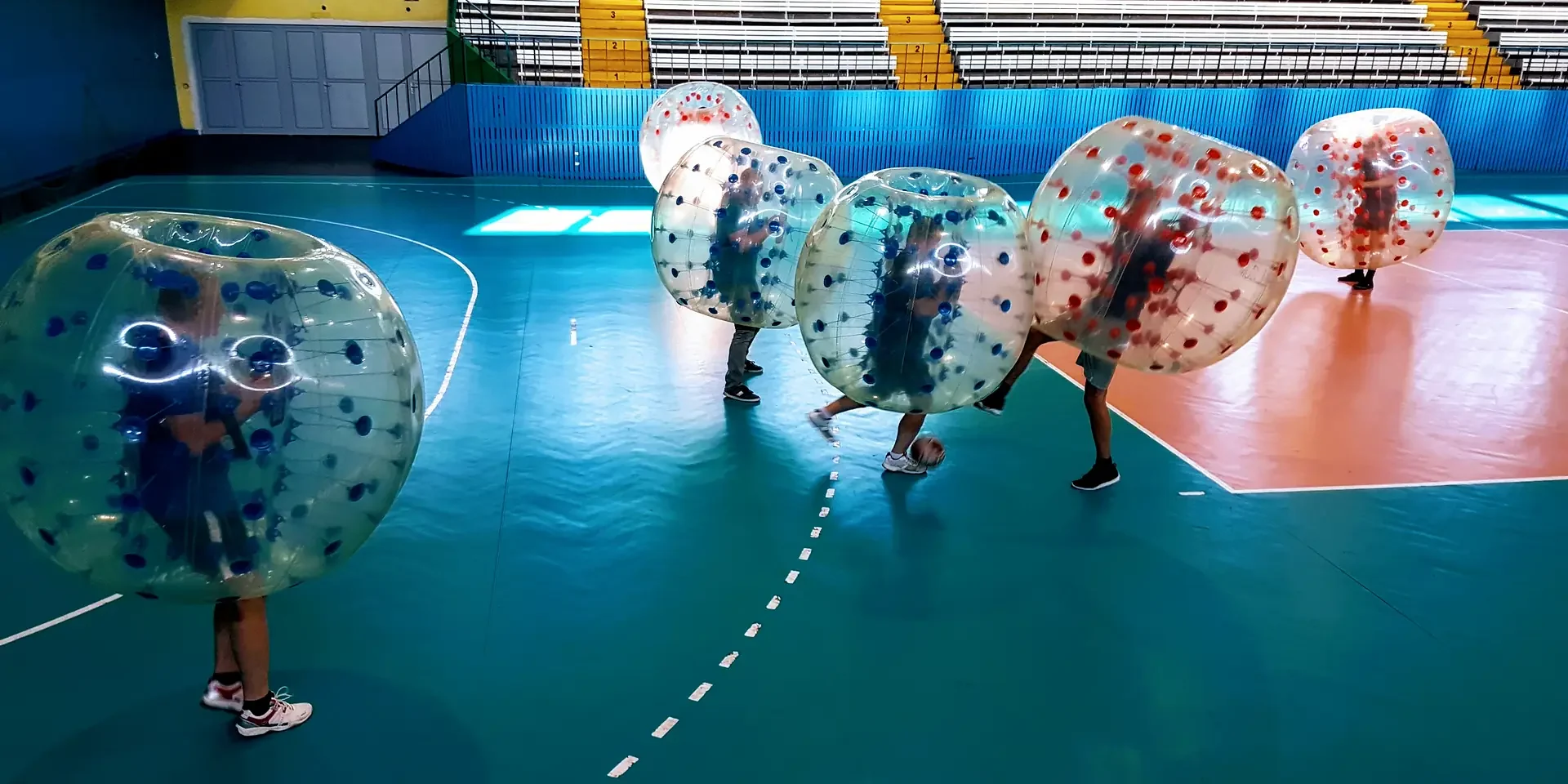 Gra w kule Bumper Ball na hali sportowej w Krakowie