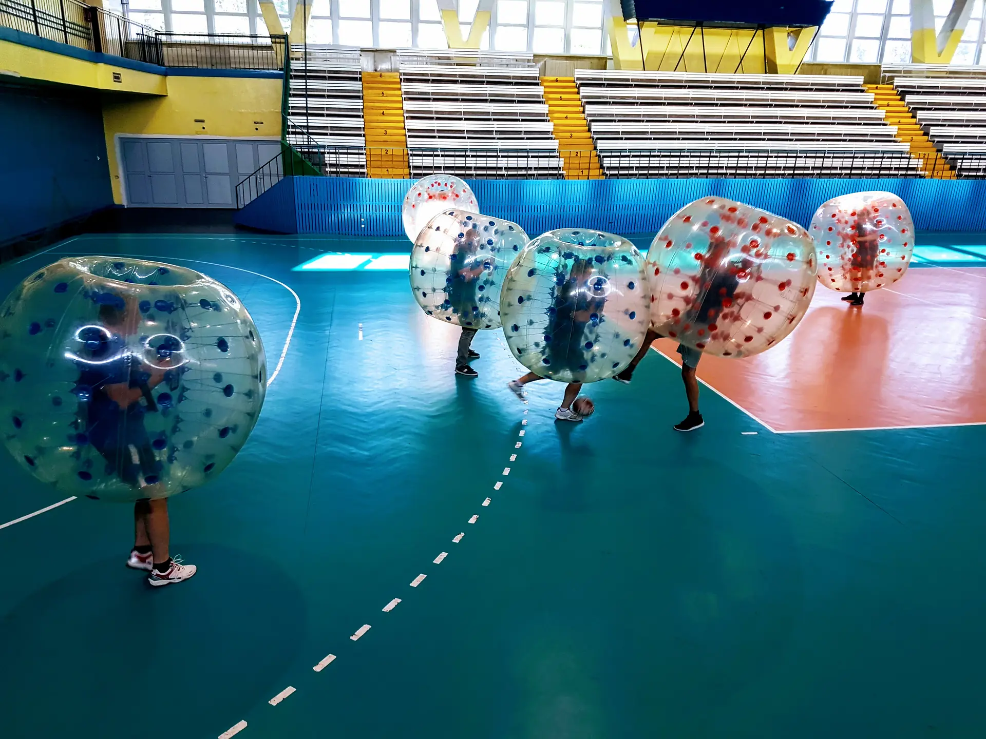 Gra w kule Bumper Ball na hali sportowej w Krakowie