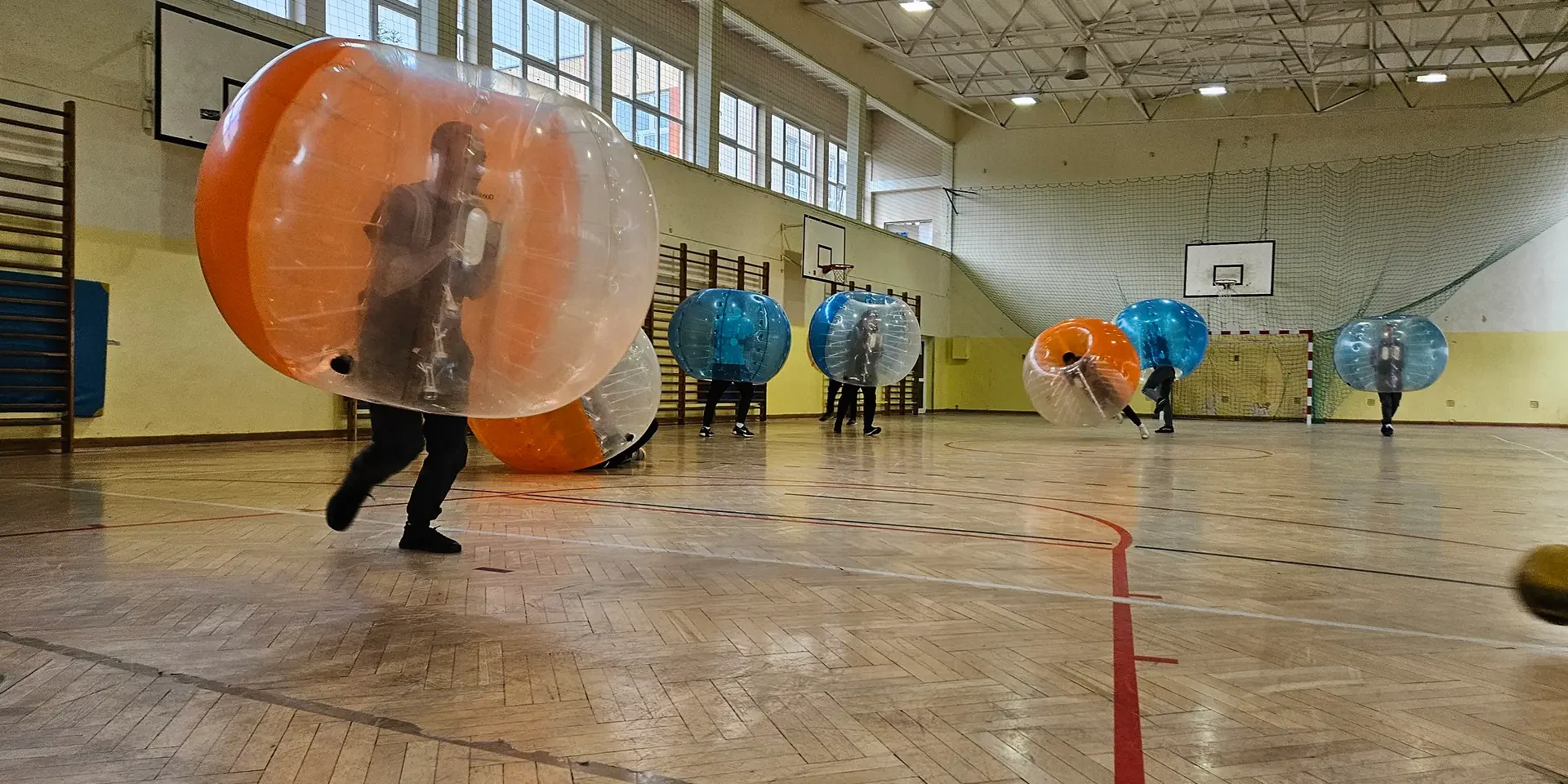 Gra w kule Bumper Ball na hali sportowej w Krakowie